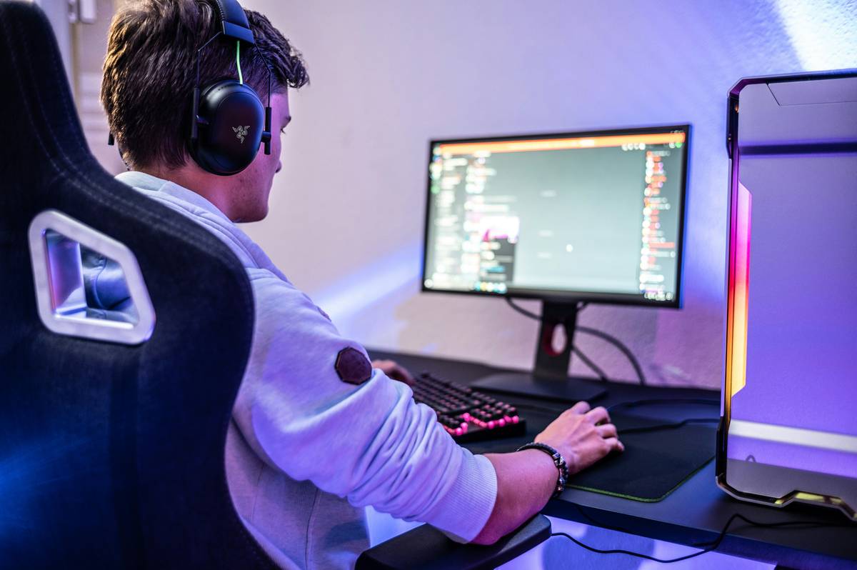 Gaming Area On the second floor, in addition to the Elite Suite, there are two more medium-sized gaming areas for up to 10 people. There are also two rooms for 2-3 people each for smaller teams. All gaming stations are equipped with high-quality hardware and professional gaming gear. To allow you to enjoy long but relaxed gaming sessions, each gaming station is equipped with a comfortable Noblechair and height-adjustable, "rage-safe" Leetdesks.